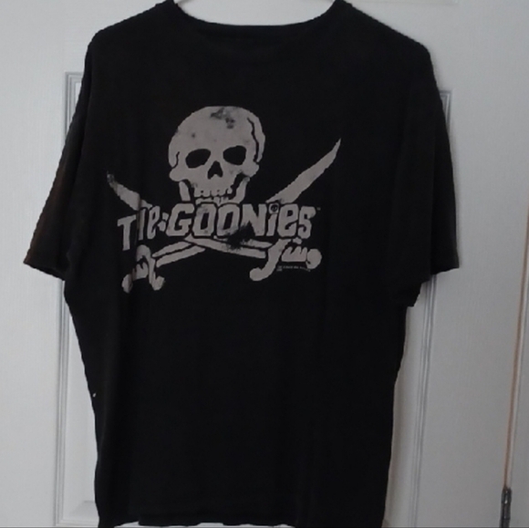 💙🌺Black Graphic Tee with Skull Design The Goonies - Picture 9 of 9